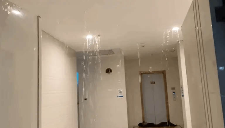 下大雨总是水淹膝盖、车库倒灌、屋顶喷水、地面喷泉！惨！惨！惨！
